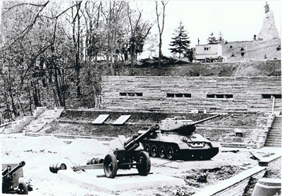 Das Foto zeigt die im Bau befindliche Gedenkstätte auf den Seelower Höhen Vorplatz, das Museum und den Denkmalberg der Gedenkstätte. Die Vegetationsflächen sind noch kahl, der Platz ist noch nicht gepflastert.