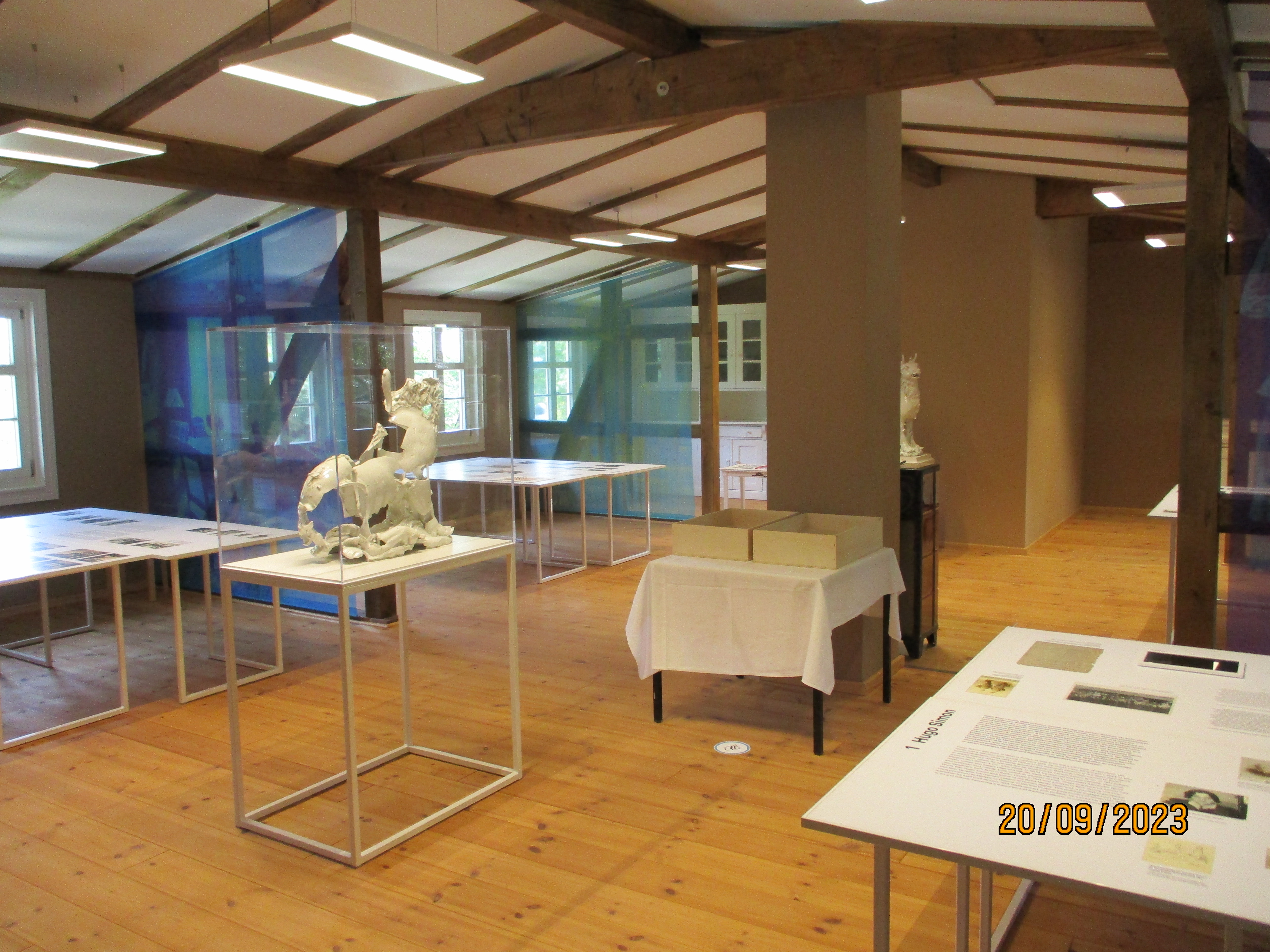 Der Ausstellungsraum im umgebauten Dachboden