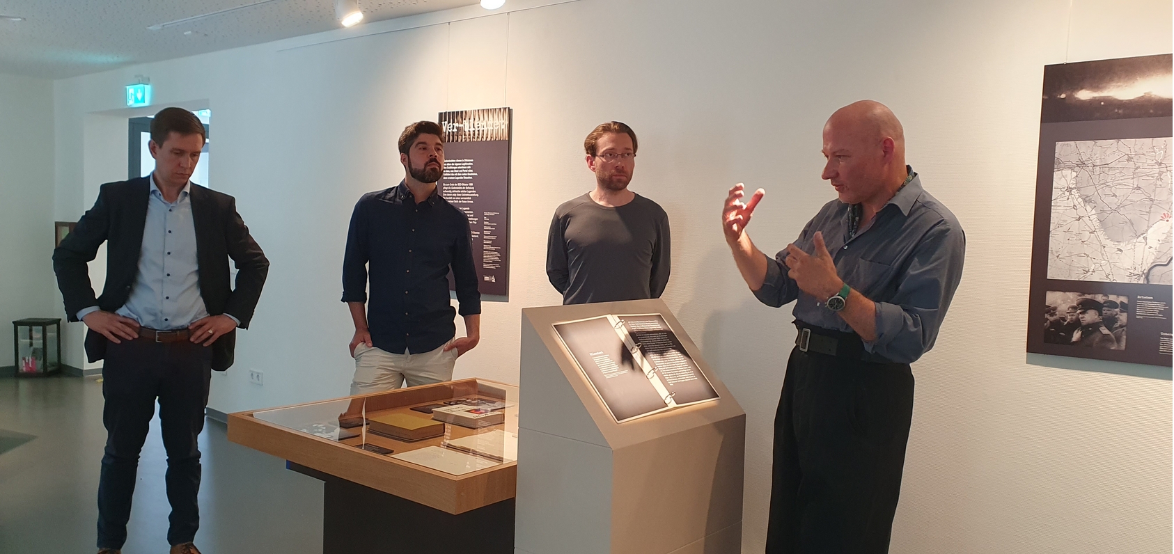 Eine Person erläutert den Zuhörern lebhaft einen Sachverhalt