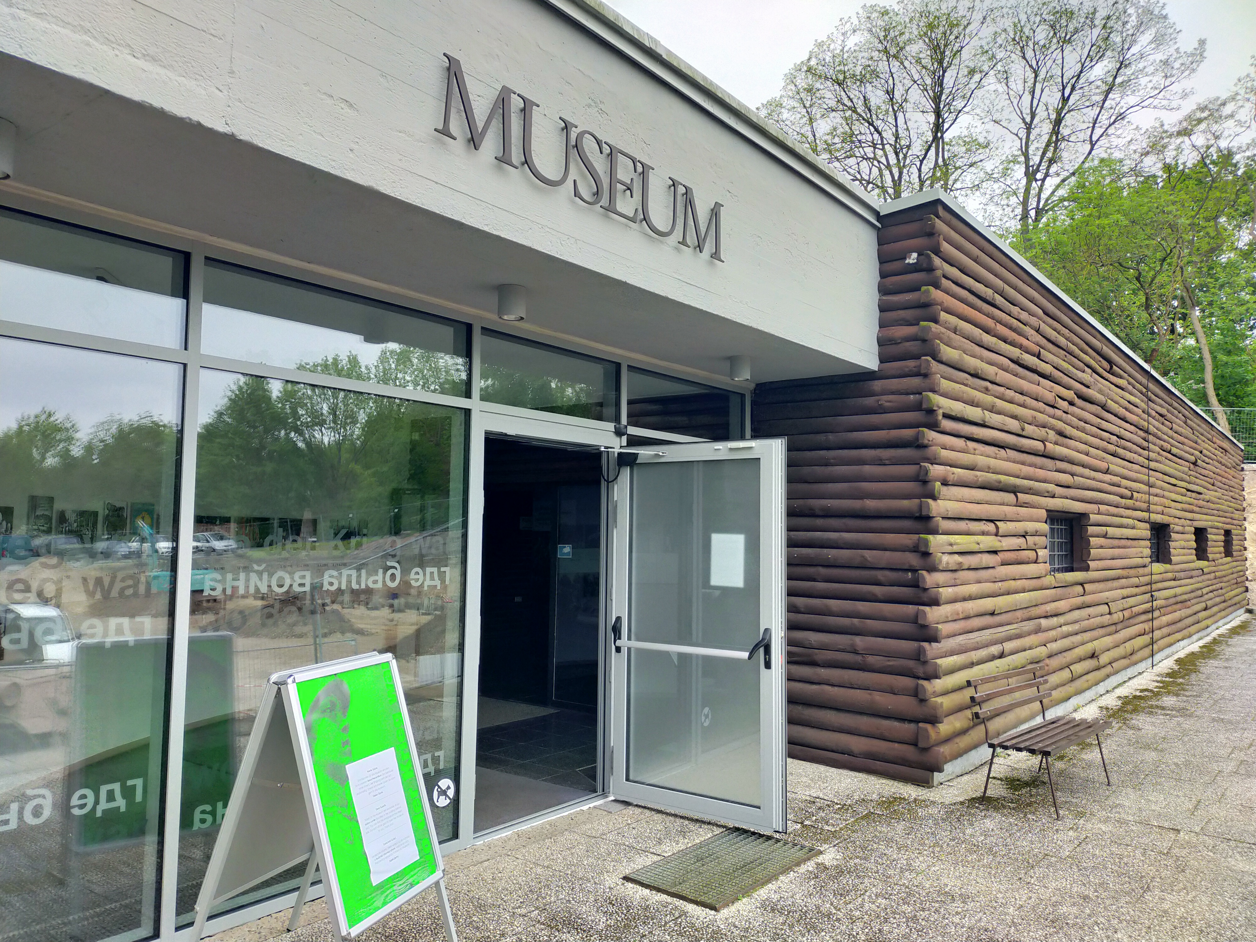 Das Foto zeigt eine Gebäude, über dessen geöffneter Eingangstür der Schriftzug "Museum" prangt